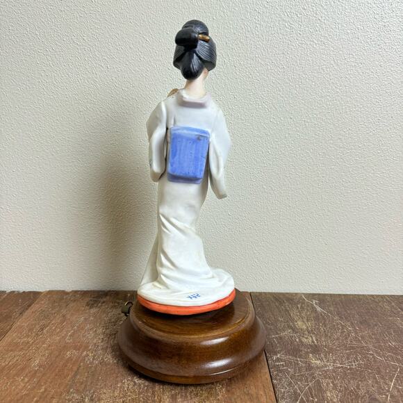 Vintage Japanese Geisha with Fan Bisque Ceramic Wood‎ Base Music Box - Picture 3 of 7